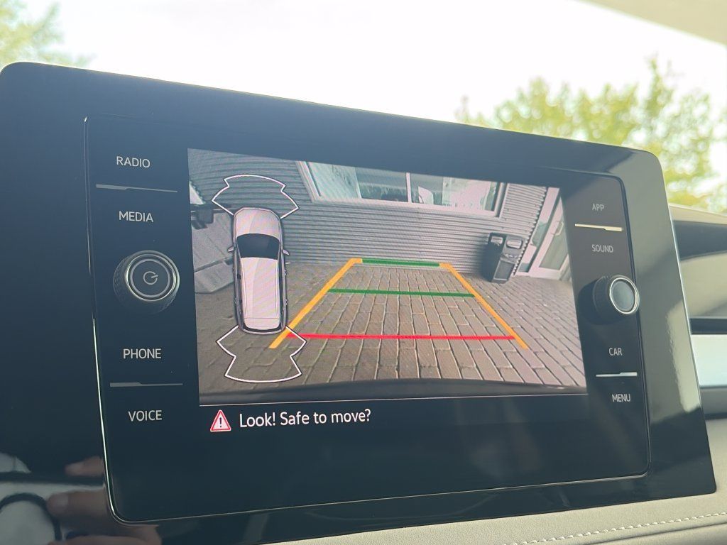 Certified 2025 Volkswagen Taos SE FWD image 23