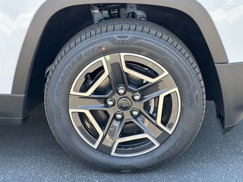 New 2026 Jeep Cherokee Laredo image 13