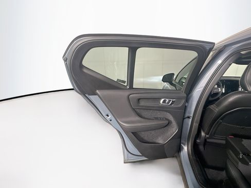 Used 2020 Volvo XC40 T4 Momentum FWD image 24