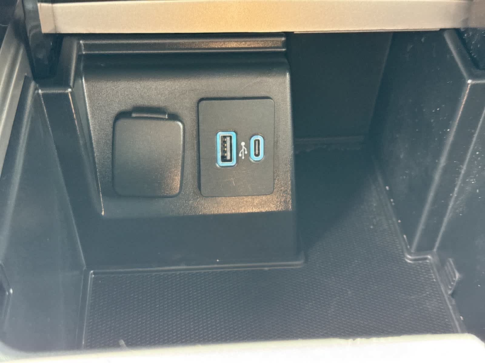 Used 2020 Ford Explorer XLT w/ Equipment Group 202A RWD image 37