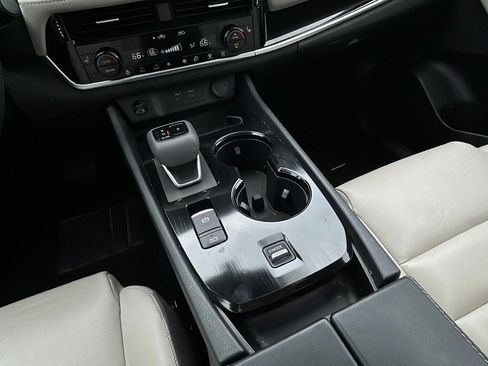 Used 2025 Nissan Rogue SL w/ Tech Package FWD image 27