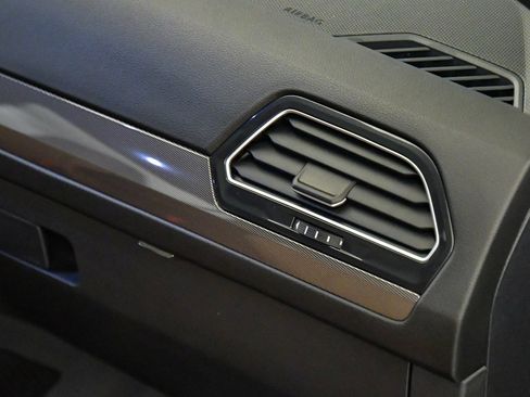 Used 2024 Volkswagen Tiguan SE image 16