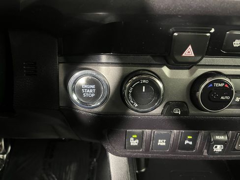 Used 2018 Toyota Tacoma TRD Sport AWD/4WD image 36