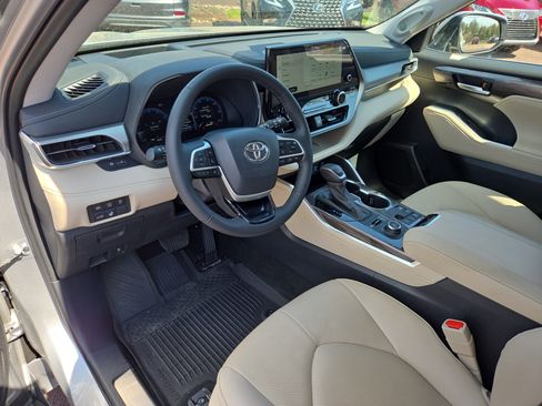 Used 2024 Toyota Highlander Platinum image 15