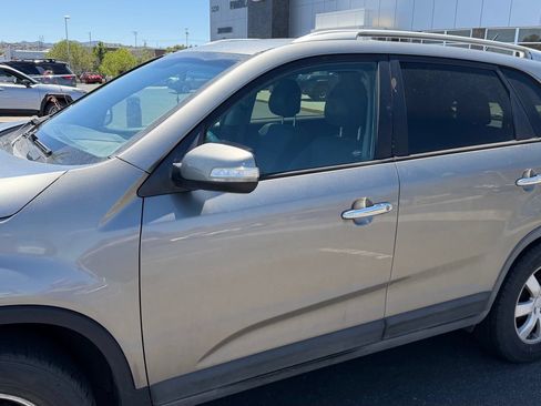 Used 2012 Kia Sorento LX w/ Third Row Pkg FWD image 3