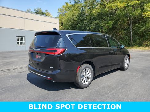 New 2026 Chrysler Pacifica Select image 4