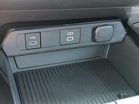 Used 2024 Toyota Prius XLE FWD image 31