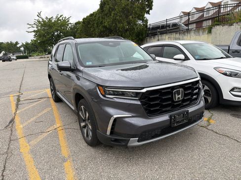 Used 2023 Honda Pilot Touring image 3