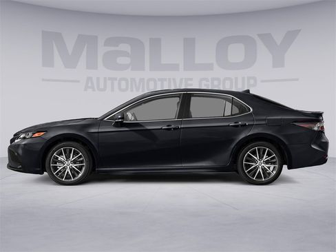Used 2023 Toyota Camry SE image 2