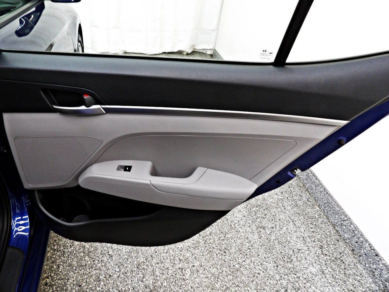 Used 2019 Hyundai Elantra SE FWD image 12