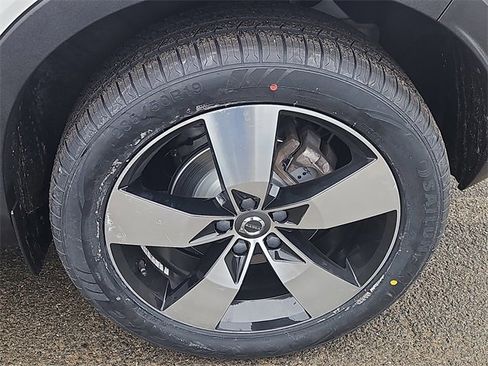 Used 2020 Volvo XC40 T5 Momentum w/ Protection Package Premier image 8