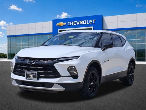 Used 2023 Chevrolet Blazer LT w/ Midnight/Sport Edition FWD image 2
