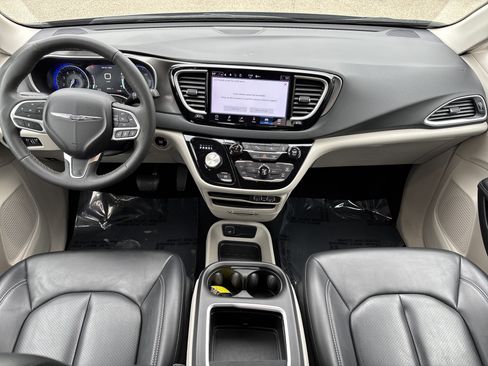 Used 2023 Chrysler Pacifica Touring-L FWD image 15