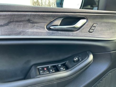 Used 2025 Jeep Grand Cherokee L Limited w/ Black Appearance Package image 21