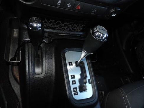 Used 2018 Jeep Wrangler Unlimited Rubicon w/ Connectivity Group image 29