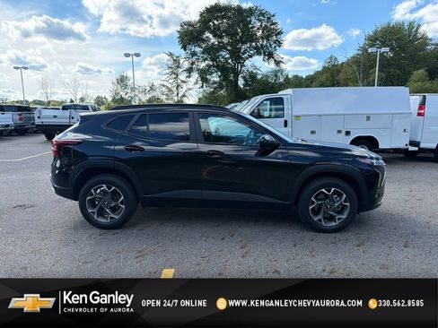 Used 2024 Chevrolet Trax LT w/ Sunroof Package FWD image 1
