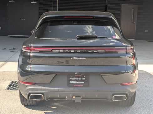 Used 2025 Porsche Cayenne image 10