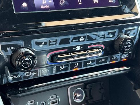 New 2025 Jeep Grand Cherokee Altitude image 20