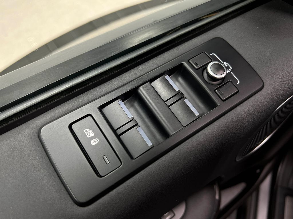 Used 2018 Land Rover Discovery HSE AWD/4WD image 17