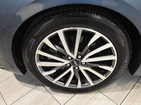 Used 2019 Lincoln Continental Select w/ Continental Climate Package image 10