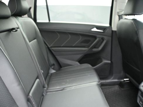 Used 2023 Volkswagen Tiguan SE w/ Panoramic Sunroof Package AWD/4WD image 19