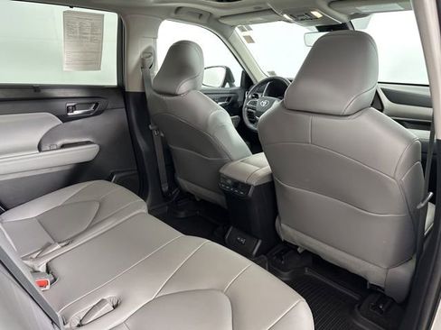 Used 2023 Toyota Highlander XLE AWD/4WD image 28