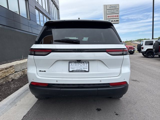 Used 2023 Jeep Grand Cherokee Altitude AWD/4WD image 4