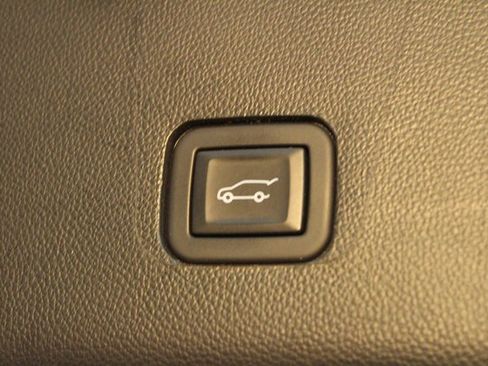 Used 2023 Chevrolet Traverse LT w/ Rear Camera Mirror Package image 16