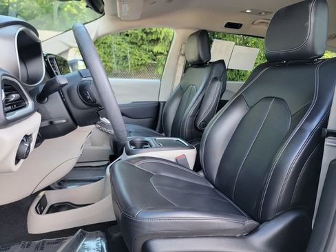 Used 2023 Chrysler Pacifica Touring-L FWD image 20