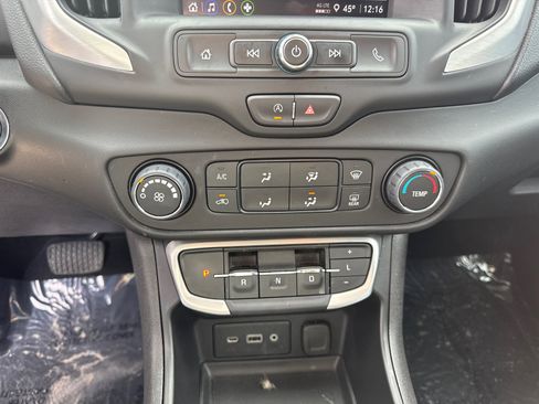 Used 2024 GMC Terrain SLE image 27