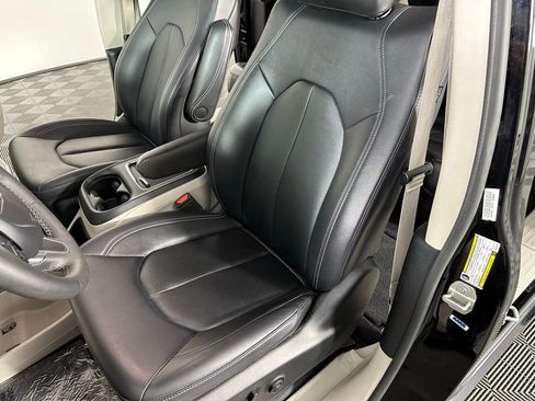 Used 2024 Chrysler Pacifica Touring-L image 28