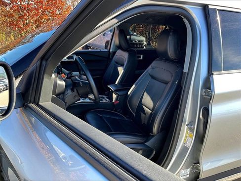 Used 2023 Ford Explorer Limited w/ Equipment Group 301A image 9
