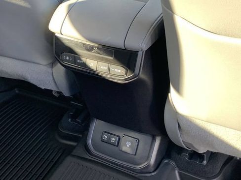 Used 2020 Toyota Highlander Limited AWD/4WD image 35
