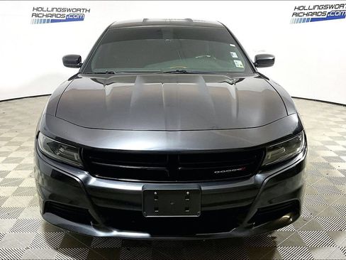 Used 2019 Dodge Charger SXT RWD image 2