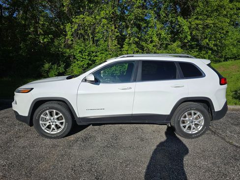 Used 2018 Jeep Cherokee Latitude Plus w/ Cold Weather Group AWD/4WD image 3