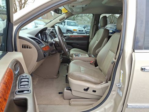 Used 2015 Chrysler Town & Country Touring w/ Driver Convenience Group image 16