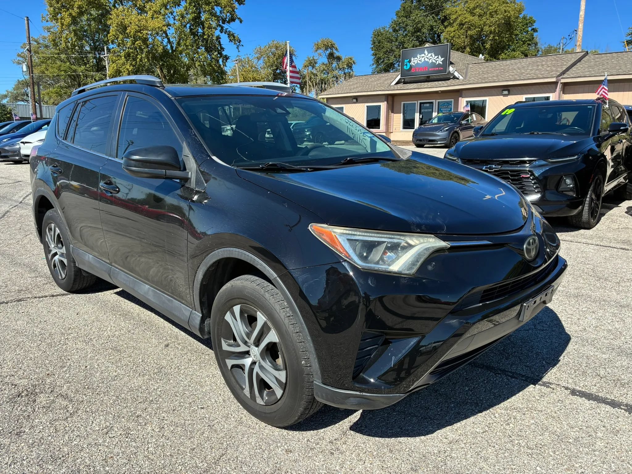 Used 2017 Toyota RAV4 LE FWD image 1