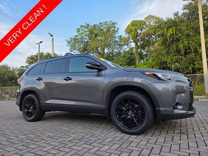 Used 2019 Toyota Highlander SE w/ Nightshade Edition