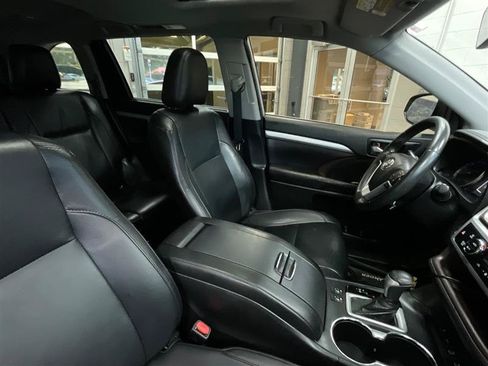 Used 2019 Toyota Highlander XLE AWD/4WD image 35