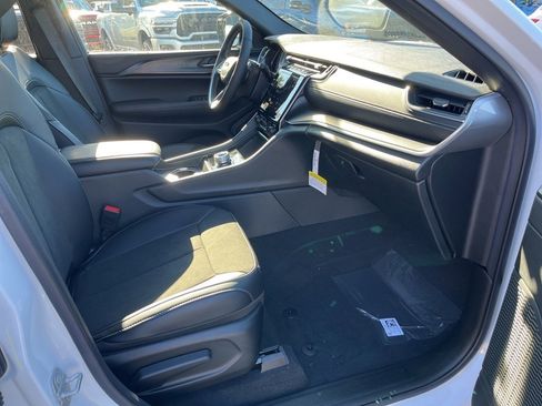 New 2025 Jeep Grand Cherokee Altitude image 11