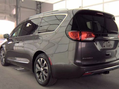 Used 2017 Chrysler Pacifica Limited FWD image 16