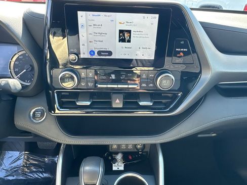 Used 2023 Toyota Highlander LE image 30