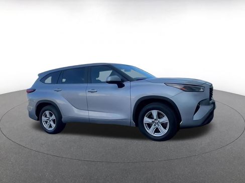 Used 2025 Toyota Highlander LE FWD image 2