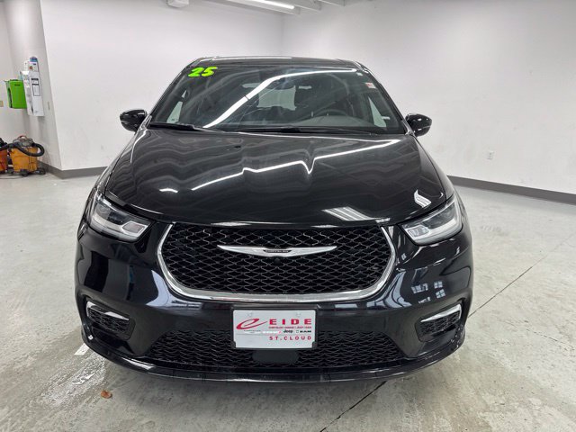 Used 2025 Chrysler Pacifica Select FWD image 3