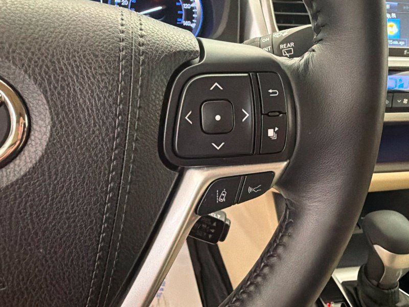 Used 2017 Toyota Highlander Limited AWD/4WD image 28