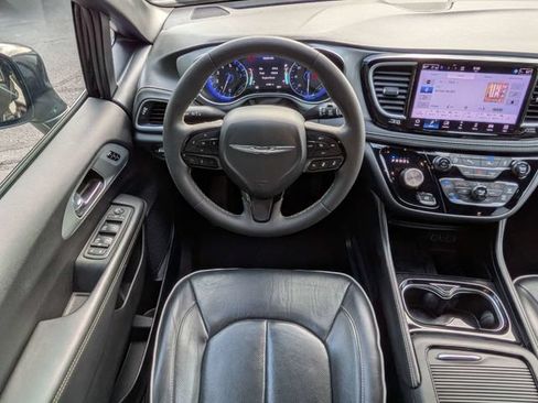 Used 2025 Chrysler Pacifica Limited FWD image 18