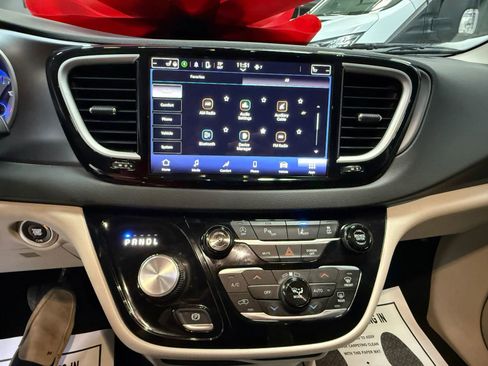 Used 2023 Chrysler Pacifica Touring-L image 47