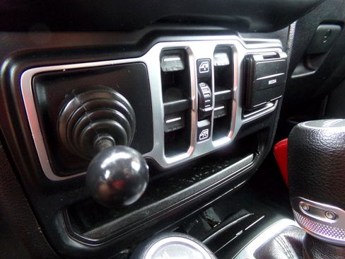 Used 2021 Jeep Gladiator Sport image 15
