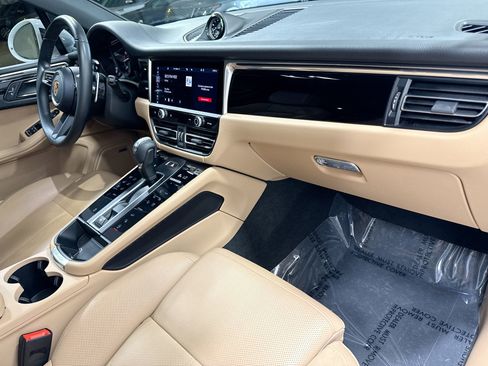 Certified 2022 Porsche Macan image 15