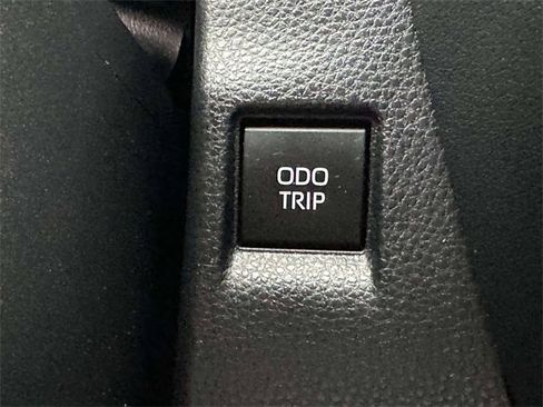 Used 2023 Toyota Venza LE image 32